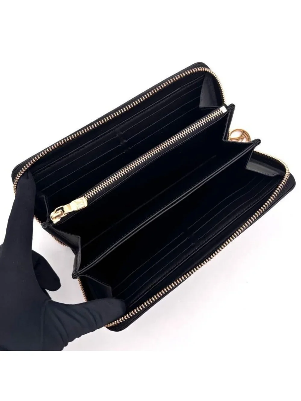 Louis Vuitton kussin brand hardware
